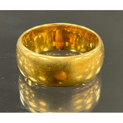 899 - An 18ct gold wedding band, size Q, 11.9g gross