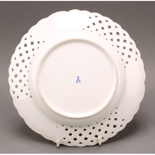 230 - A German reticulated porcelain fourteen-piece dessert service, comprising a pair of comports and twe... 