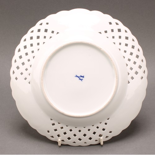 230 - A German reticulated porcelain fourteen-piece dessert service, comprising a pair of comports and twe... 