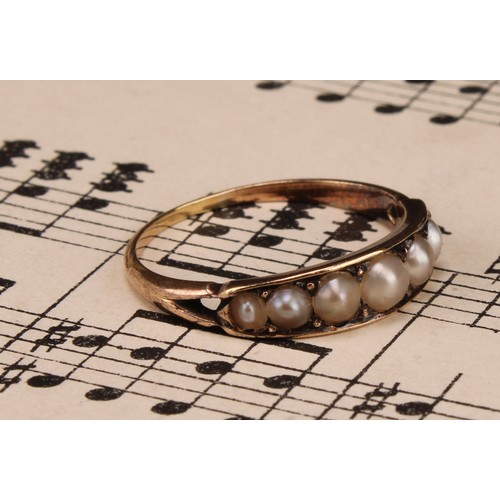 1239 - A Victorian tested 9ct gold seed pearl mourning ring, consists of seven graduated half seed pearls, ... 