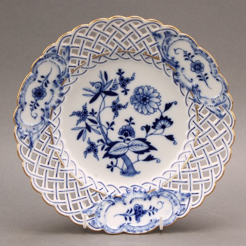 266 - A set of six Meissen Onion pattern shaped circular plates, decorated in underglaze blue, outlined in... 