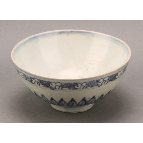 1368 - An 18th century Chinese blue and white bowl, probably ship wreck, decorated in underglaze blue with ... 