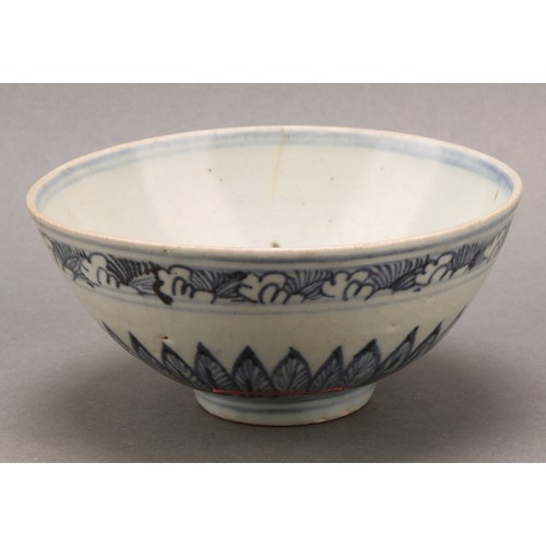 1368 - An 18th century Chinese blue and white bowl, probably ship wreck, decorated in underglaze blue with ... 