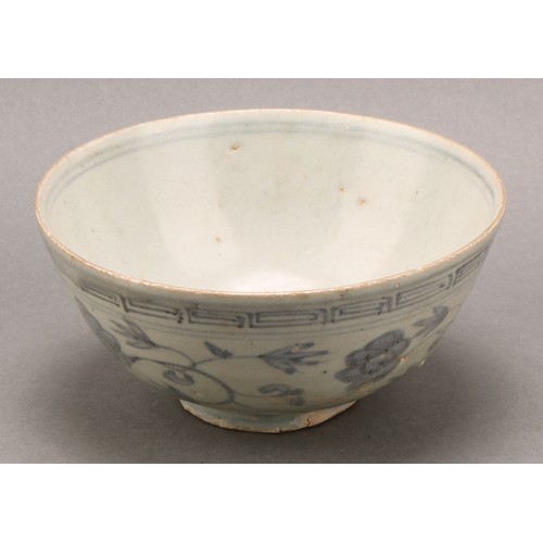 1368 - An 18th century Chinese blue and white bowl, probably ship wreck, decorated in underglaze blue with ... 