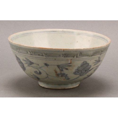 1368 - An 18th century Chinese blue and white bowl, probably ship wreck, decorated in underglaze blue with ... 