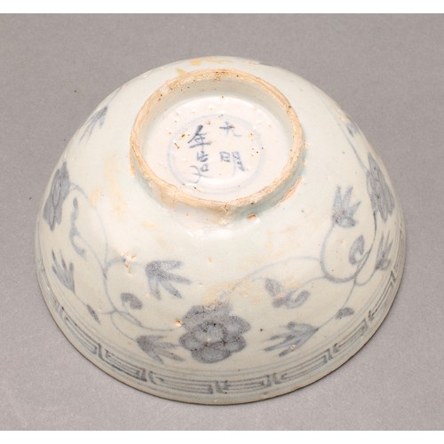 1368 - An 18th century Chinese blue and white bowl, probably ship wreck, decorated in underglaze blue with ... 