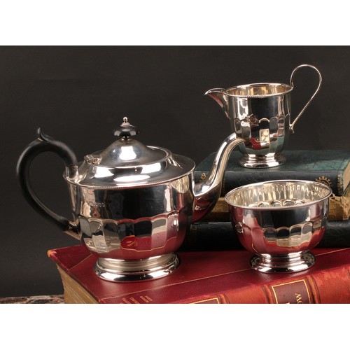 827 - A George V silver three piece tea service, ebony handle and finial, Viner's Ltd., Sheffield 1932, 73... 