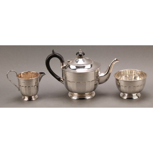 827 - A George V silver three piece tea service, ebony handle and finial, Viner's Ltd., Sheffield 1932, 73... 