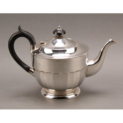 827 - A George V silver three piece tea service, ebony handle and finial, Viner's Ltd., Sheffield 1932, 73... 