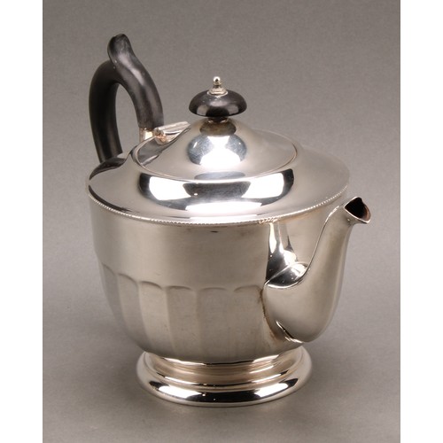 827 - A George V silver three piece tea service, ebony handle and finial, Viner's Ltd., Sheffield 1932, 73... 