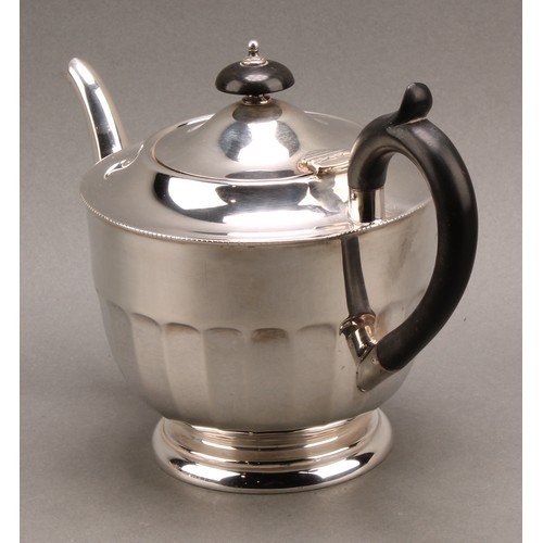 827 - A George V silver three piece tea service, ebony handle and finial, Viner's Ltd., Sheffield 1932, 73... 