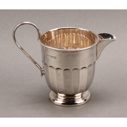 827 - A George V silver three piece tea service, ebony handle and finial, Viner's Ltd., Sheffield 1932, 73... 