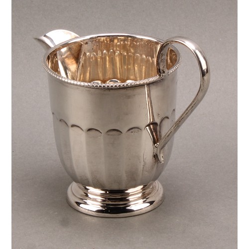 827 - A George V silver three piece tea service, ebony handle and finial, Viner's Ltd., Sheffield 1932, 73... 