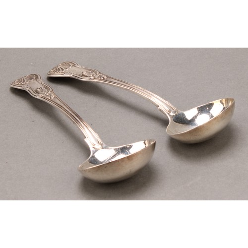 852 - A pair George IV silver King's pattern sauce ladles, 17.5cm long, William Chawner II, London 1826, 1... 