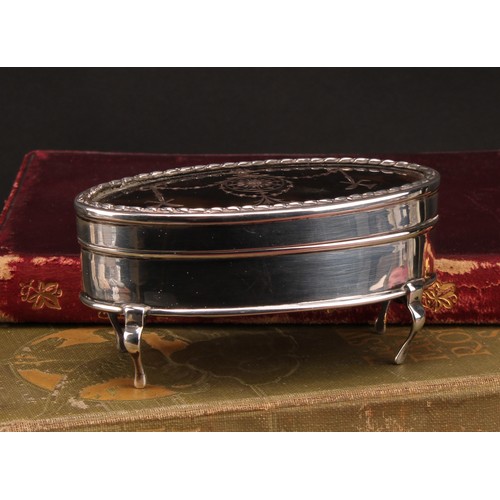 1026 - An Edward VII silver, tortoiseshell and pique oval dressing table box, hinged cover, cabriole feet, ... 