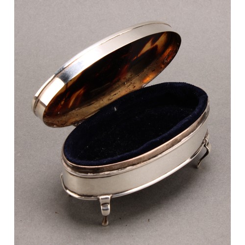 1026 - An Edward VII silver, tortoiseshell and pique oval dressing table box, hinged cover, cabriole feet, ... 