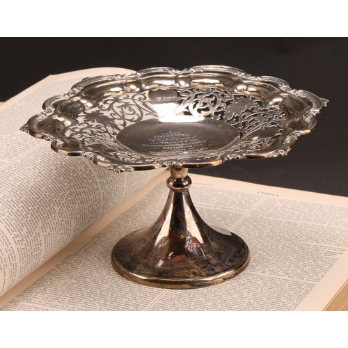 1024 - An Edward VII silver shaped circular comport, pierced with foliate scrolls, C-scroll border, spreadi... 