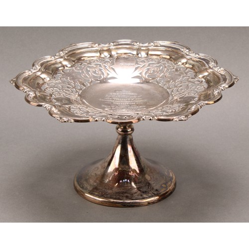1024 - An Edward VII silver shaped circular comport, pierced with foliate scrolls, C-scroll border, spreadi... 