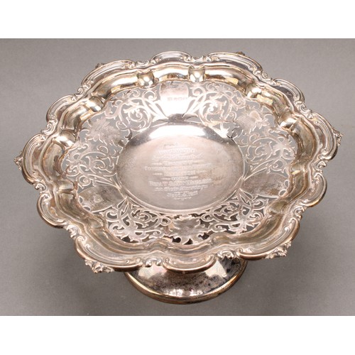1024 - An Edward VII silver shaped circular comport, pierced with foliate scrolls, C-scroll border, spreadi... 