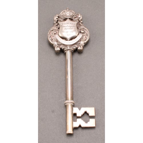 1091 - Copoclephily - an Edwardian silver presentation key, Presented to Mr Thomas Killon, JP, Chairman of ... 