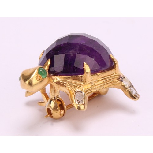 1257 - An emerald, diamond and amethyst Tortoise brooch, set with faceted cabochon amethyst shell, emerald ... 