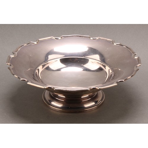 822 - A George V silver shaped circular pedestal sweetmeat dish, pie crust border, 20.5cm diam, Adie Broth... 