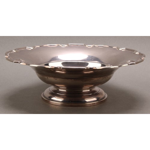 822 - A George V silver shaped circular pedestal sweetmeat dish, pie crust border, 20.5cm diam, Adie Broth... 