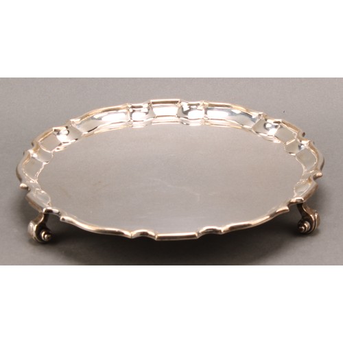 831 - A George VI silver salver, of George II design, plain field, pie crust border, knurl feet, 19.5cm di... 