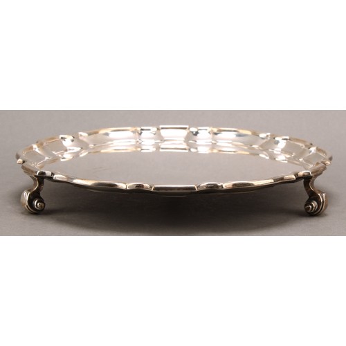 831 - A George VI silver salver, of George II design, plain field, pie crust border, knurl feet, 19.5cm di... 