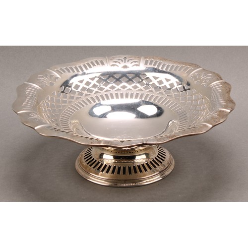 818 - A George V silver pierced shaped circular pedestal sweetmeat dish, 22cm diam, J Gloster Ltd, Birming... 