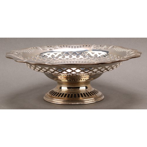 818 - A George V silver pierced shaped circular pedestal sweetmeat dish, 22cm diam, J Gloster Ltd, Birming... 