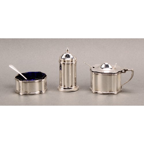 826 - A George V silver three piece serpentine condiment set, comprising mustard, pepper and salt, the pep... 