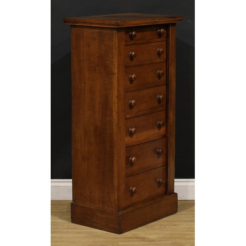 2466 - An Arts & Crafts period oak veneer Wellington chest, 107cm high, 54cm wide, 36.5cm deep, c.1900