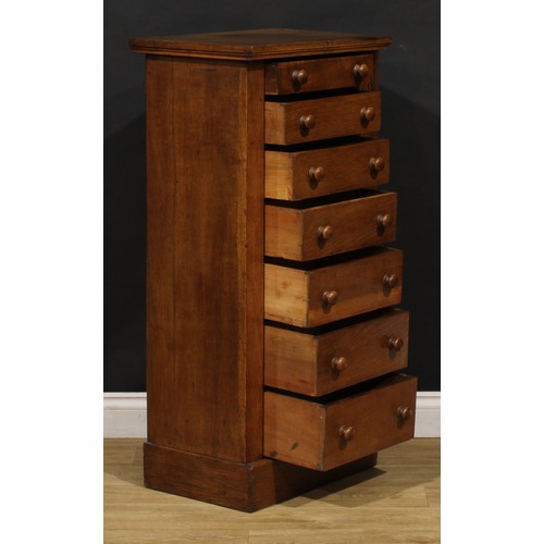 2466 - An Arts & Crafts period oak veneer Wellington chest, 107cm high, 54cm wide, 36.5cm deep, c.1900