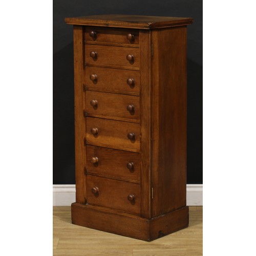 2466 - An Arts & Crafts period oak veneer Wellington chest, 107cm high, 54cm wide, 36.5cm deep, c.1900