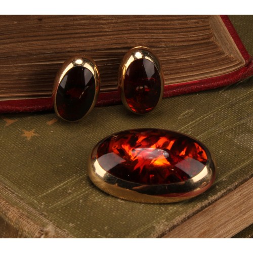 1185 - A 14ct Gold Danish Halberstadt baltic amber oval cabochon brooch and pair of earrings suite, each wi... 