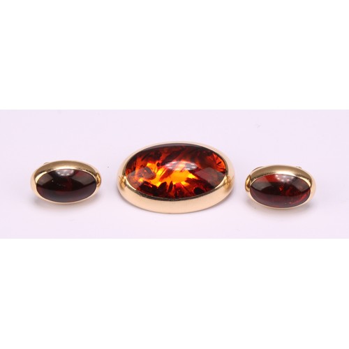 1185 - A 14ct Gold Danish Halberstadt baltic amber oval cabochon brooch and pair of earrings suite, each wi... 