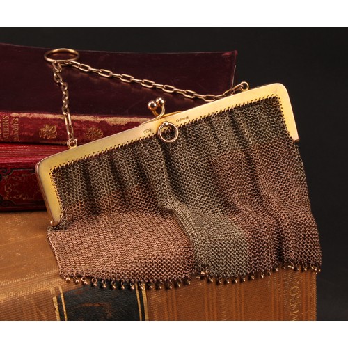 1191 - A 9ct gold two tone mesh coin purse, ball fastening, with 9ct gold chain handle, measures approx. 18... 