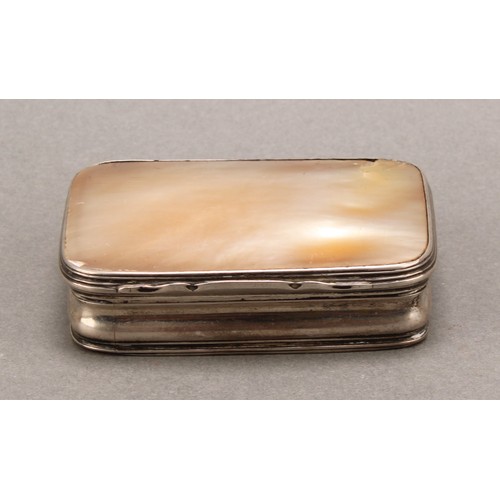 753 - A George I silver and mother of pearl rounded rectangular snuff box, hinged cover, 7cm wide, unmarke... 