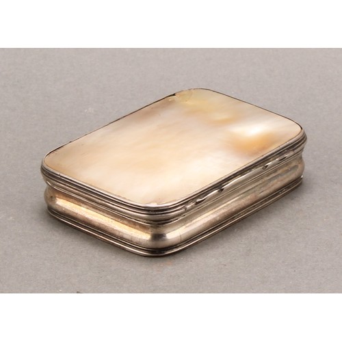 753 - A George I silver and mother of pearl rounded rectangular snuff box, hinged cover, 7cm wide, unmarke... 