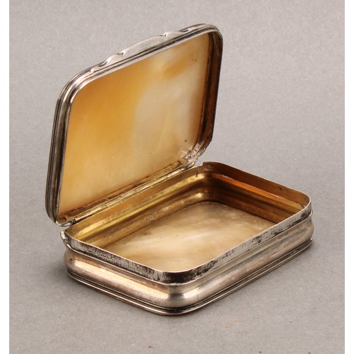 753 - A George I silver and mother of pearl rounded rectangular snuff box, hinged cover, 7cm wide, unmarke... 