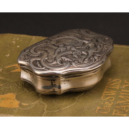 988 - An 18th century silver serpentine snuff box, hinged cover in relief with a scene from Classical anti... 