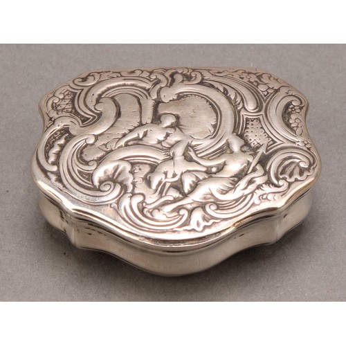 988 - An 18th century silver serpentine snuff box, hinged cover in relief with a scene from Classical anti... 