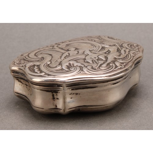 988 - An 18th century silver serpentine snuff box, hinged cover in relief with a scene from Classical anti... 