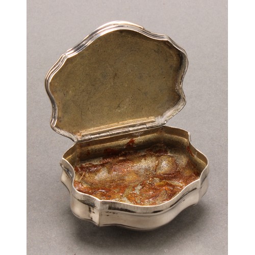 988 - An 18th century silver serpentine snuff box, hinged cover in relief with a scene from Classical anti... 