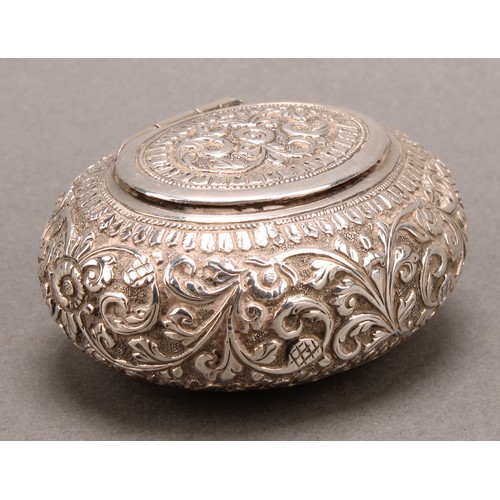 713 - A 19th century Indian silver oval snuff box, chased overall with flowers and foliage, lotus base, hi... 