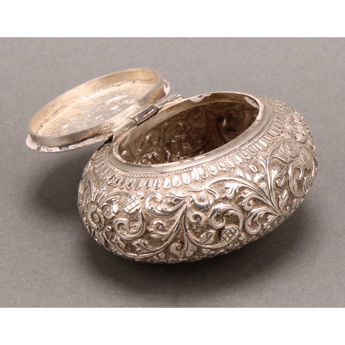 713 - A 19th century Indian silver oval snuff box, chased overall with flowers and foliage, lotus base, hi... 