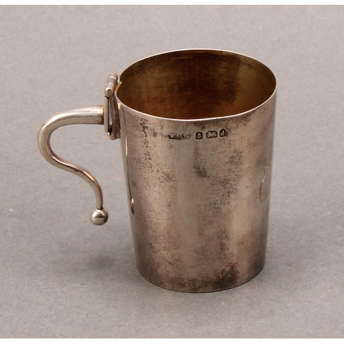 1045 - An Edwardian silver tapered cylindrical travelling cup or beaker, folding handle, 5cm high, Birmingh... 