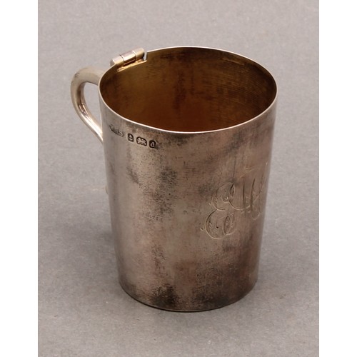 1045 - An Edwardian silver tapered cylindrical travelling cup or beaker, folding handle, 5cm high, Birmingh... 