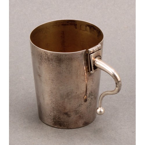 1045 - An Edwardian silver tapered cylindrical travelling cup or beaker, folding handle, 5cm high, Birmingh... 